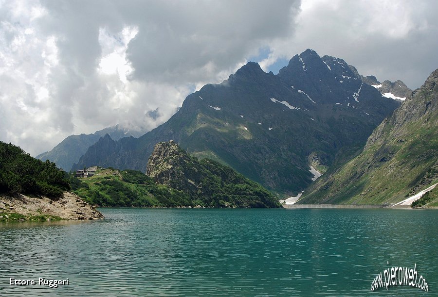 22 - osservo il grande lago e il gigante Coca ....jpg